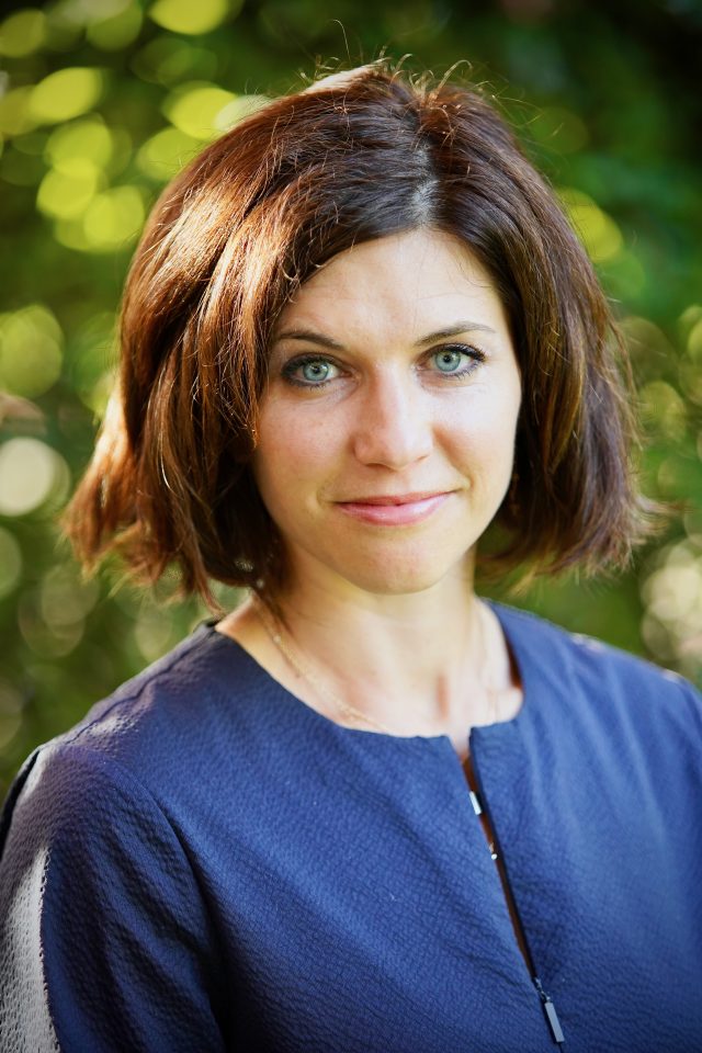 Portrait picture of Dr. Julia Schmidt